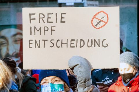 In Deutschland protestieren Bürger gegen eine mögliche allgemeine Impfpflicht
