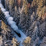 Luftaufnahme mit Drohne: Selbst auf den Waggons liegt der Schnee.