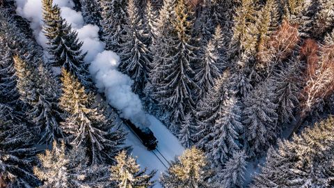 Luftaufnahme mit Drohne: Selbst auf den Waggons liegt der Schnee.