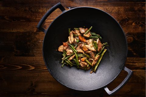 Ein gusseiserner Wok mit Fleisch und Gemüse