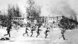 Auf dem Foto zu sehen sind vietnamesische Soldaten, die in Phnom Penh vordringen
