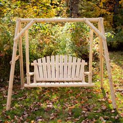 Hollywoodschaukel wetterfest machen: Frau mit warmen Socken und Tasse auf einer Hollywoodschaukel