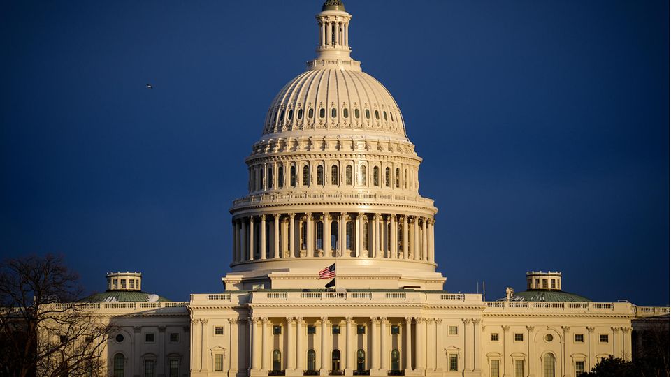 Das Kapitol in Washington in der leuchtenden Nachmittagssonne