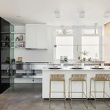 Die Küche wurde mit edlen Oberflächen und einer Insel ausgestattet.