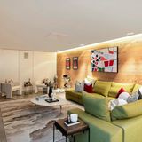 Mehrere Wände im  Haus wurden mit sibirischer Lärche getäfelt.