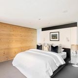 Das Hauptschlafzimmer nimmt die gesamte zweite Ebene ein.