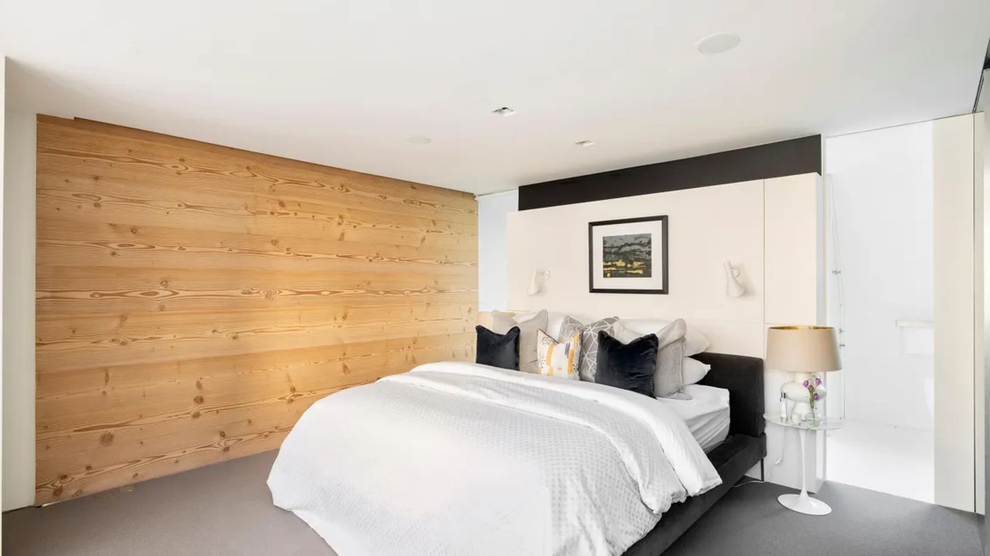 Das Hauptschlafzimmer nimmt die gesamte zweite Ebene ein.