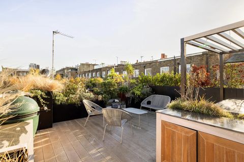"Oben befindet sich eine Dachterrasse mit einer Außenküche, einem Whirlpool und einem Blick über die Dächer der benachbarten malerischen Grundstücke", so die Maklerin.