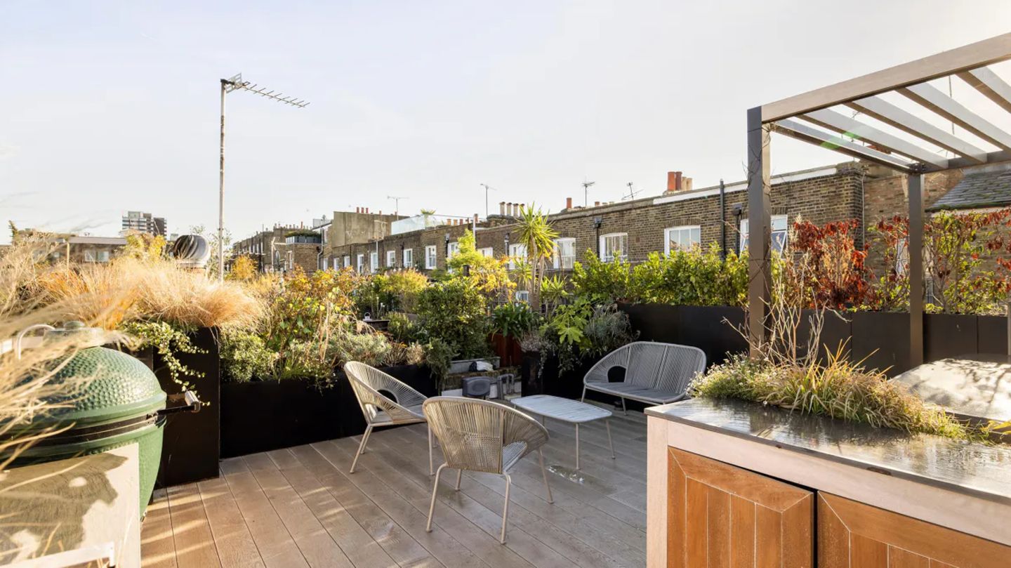 "Oben befindet sich eine Dachterrasse mit einer Außenküche, einem Whirlpool und einem Blick über die Dächer der benachbarten malerischen Grundstücke", so die Maklerin.