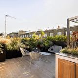 "Oben befindet sich eine Dachterrasse mit einer Außenküche, einem Whirlpool und einem Blick über die Dächer der benachbarten malerischen Grundstücke", so die Maklerin.