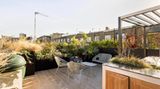 "Oben befindet sich eine Dachterrasse mit einer Außenküche, einem Whirlpool und einem Blick über die Dächer der benachbarten malerischen Grundstücke", so die Maklerin.