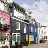 Das schwarz-weiße Äußere des Anwesens steht im Kontrast zu dem rosa Haus nebenan.