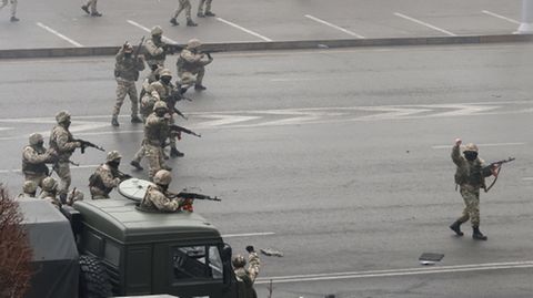 Das Bild der russischen Staatsagentur Tass zeigt Soldaten beim Einsatz in Kasachstan Hauptstadt Almaty