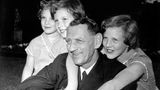Prinzessin Margrethe (r) mit ihrem Vater König Frederik IX. und ihren Schwestern Anne-Marie (l) und Benedikte