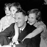 Prinzessin Margrethe (r) mit ihrem Vater König Frederik IX. und ihren Schwestern Anne-Marie (l) und Benedikte