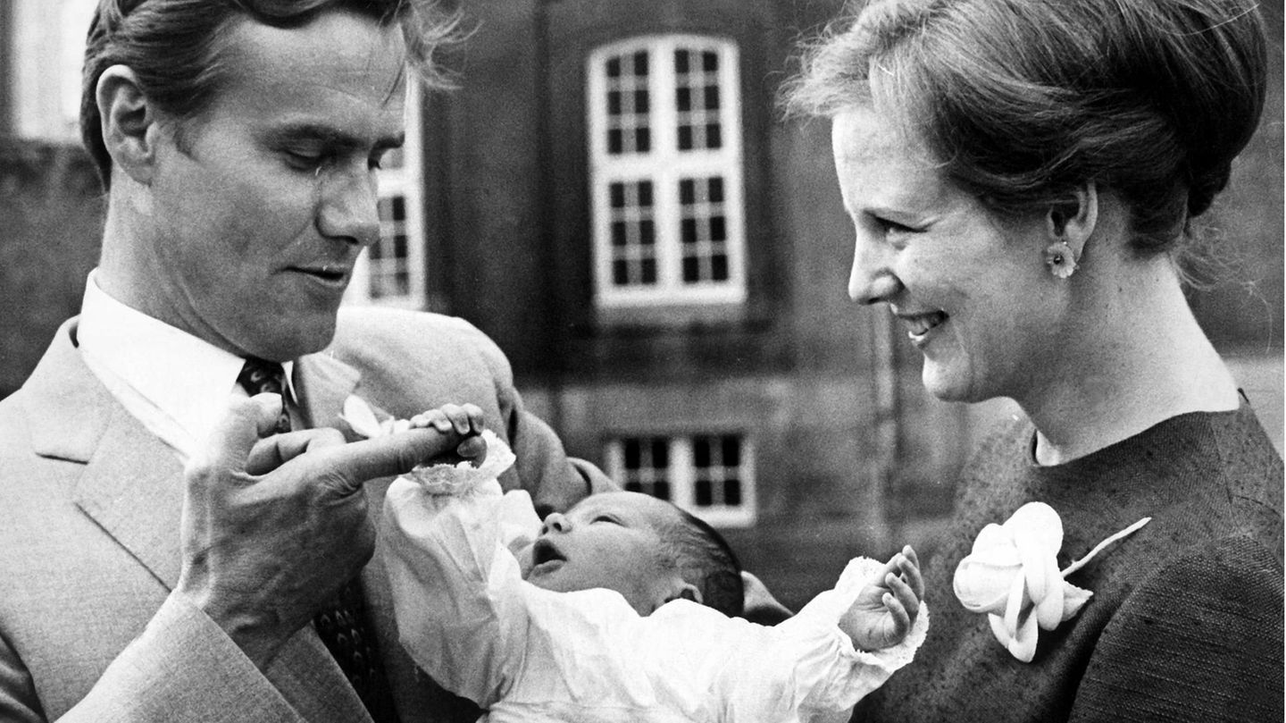 Prinzessin Margrethe von Dänemark und Ehemann Prinz Henrik präsentieren ihren erstgeborenen Sohn Frederik