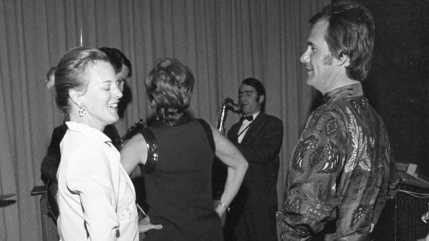 Das royale Paar kann auch locker sein. Hier tanzen die beiden während eines Winterurlaubes in Frankreich im Jahr 1971.