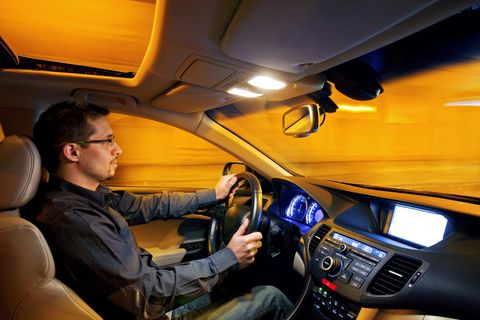 Ein Mann fährt in einem modernen Auto
