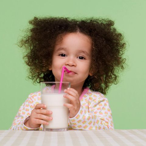 Kind trinkt Milch