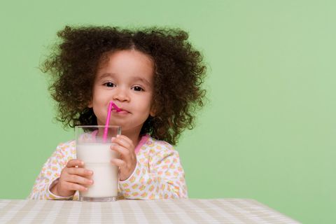 Kind trinkt Milch