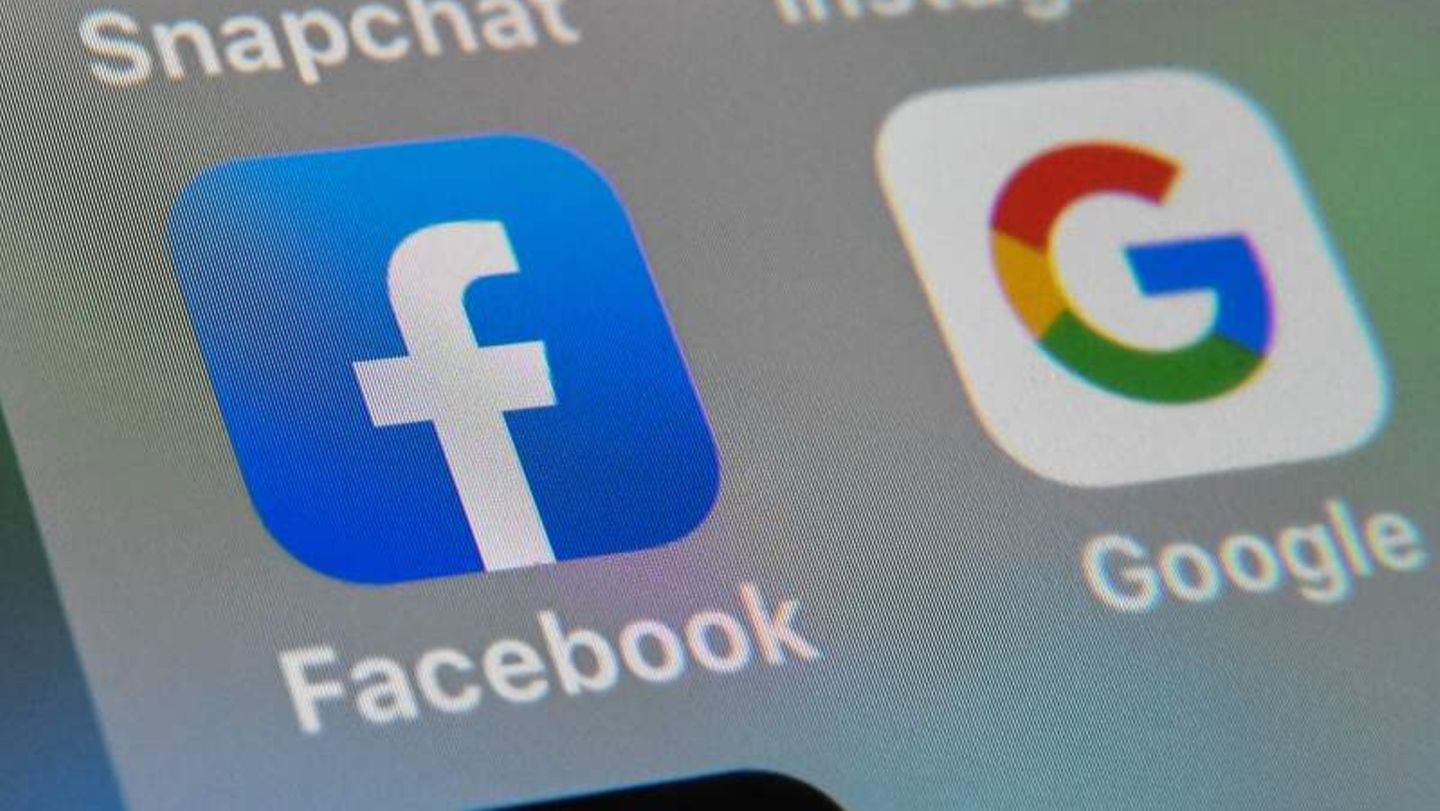 Die Logos von Facebook und Google sind auf dem Bildschirm eines Smartphones zu sehen