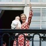 Prinzessin Margrethe mit ihrem zweiten Kind Prinz Joachim auf dem Balkon von Schloss Amalienborg