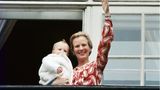 Prinzessin Margrethe mit ihrem zweiten Kind Prinz Joachim auf dem Balkon von Schloss Amalienborg