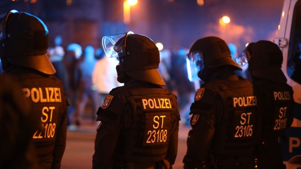 Polizisten aus Sachsen-Anhalt überwachen eine Demonstration gegen die Corona-Maßnahmen.