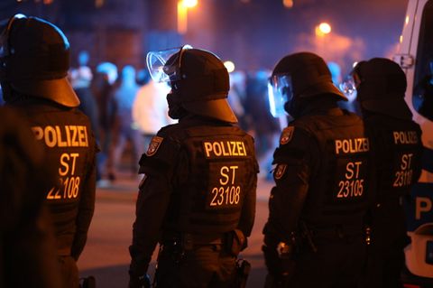 Polizisten aus Sachsen-Anhalt überwachen eine Demonstration gegen die Corona-Maßnahmen.