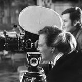 Königin Margrethe II. blickt in die Kamera, während die BBC 1975 Aufnahmen von ihr und ihrer Familie macht