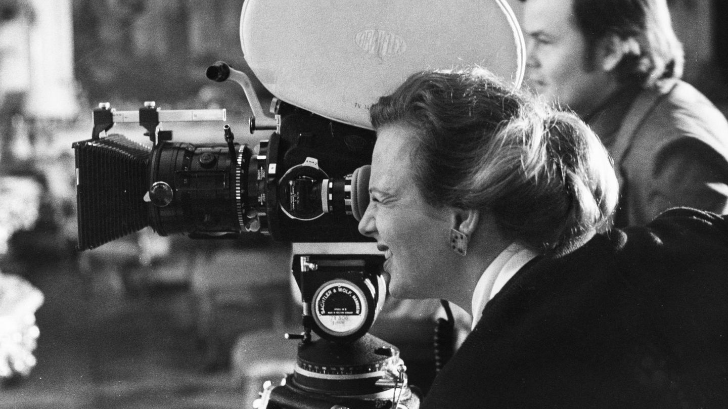 Königin Margrethe II. blickt in die Kamera, während die BBC 1975 Aufnahmen von ihr und ihrer Familie macht