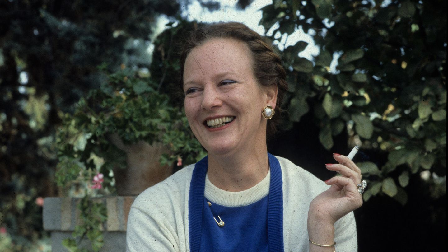 Dieses Foto von 1983 zeigt Margrethe lachend mit einer Zigarette zwischen den Fingern