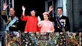 Königin Margrethe (2. v.l.) und Queen Elizabeth II. (2. v.r.) auf dem Balkon von Schloss Amalienborg mit ihren Ehemännern