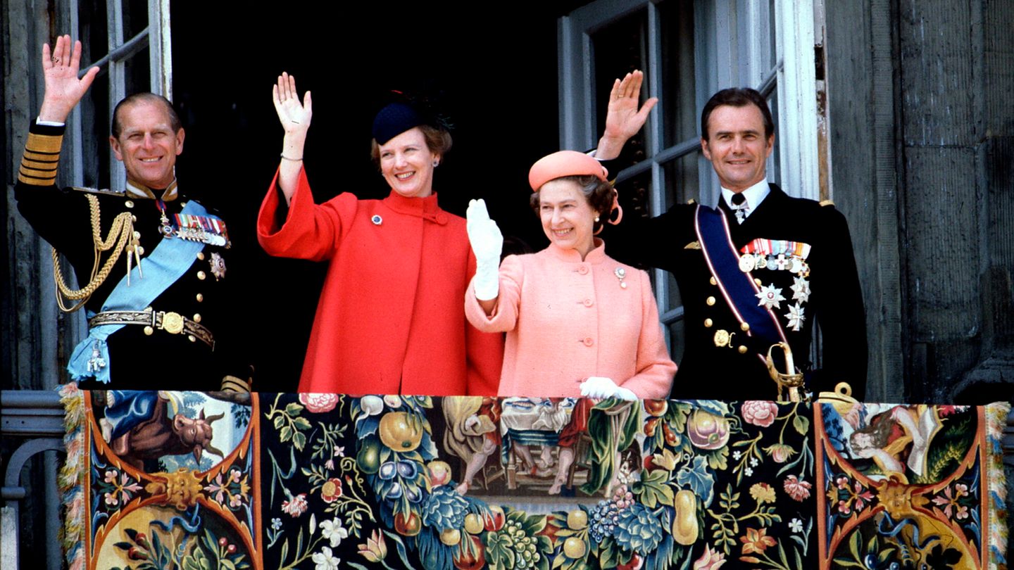 Königin Margrethe (2. v.l.) und Queen Elizabeth II. (2. v.r.) auf dem Balkon von Schloss Amalienborg mit ihren Ehemännern Königin Margrethe (2. v.l.) und Queen Elizabeth II. (2. v.r.) auf dem Balkon von Schloss Amalienborg mit ihren Ehemännern