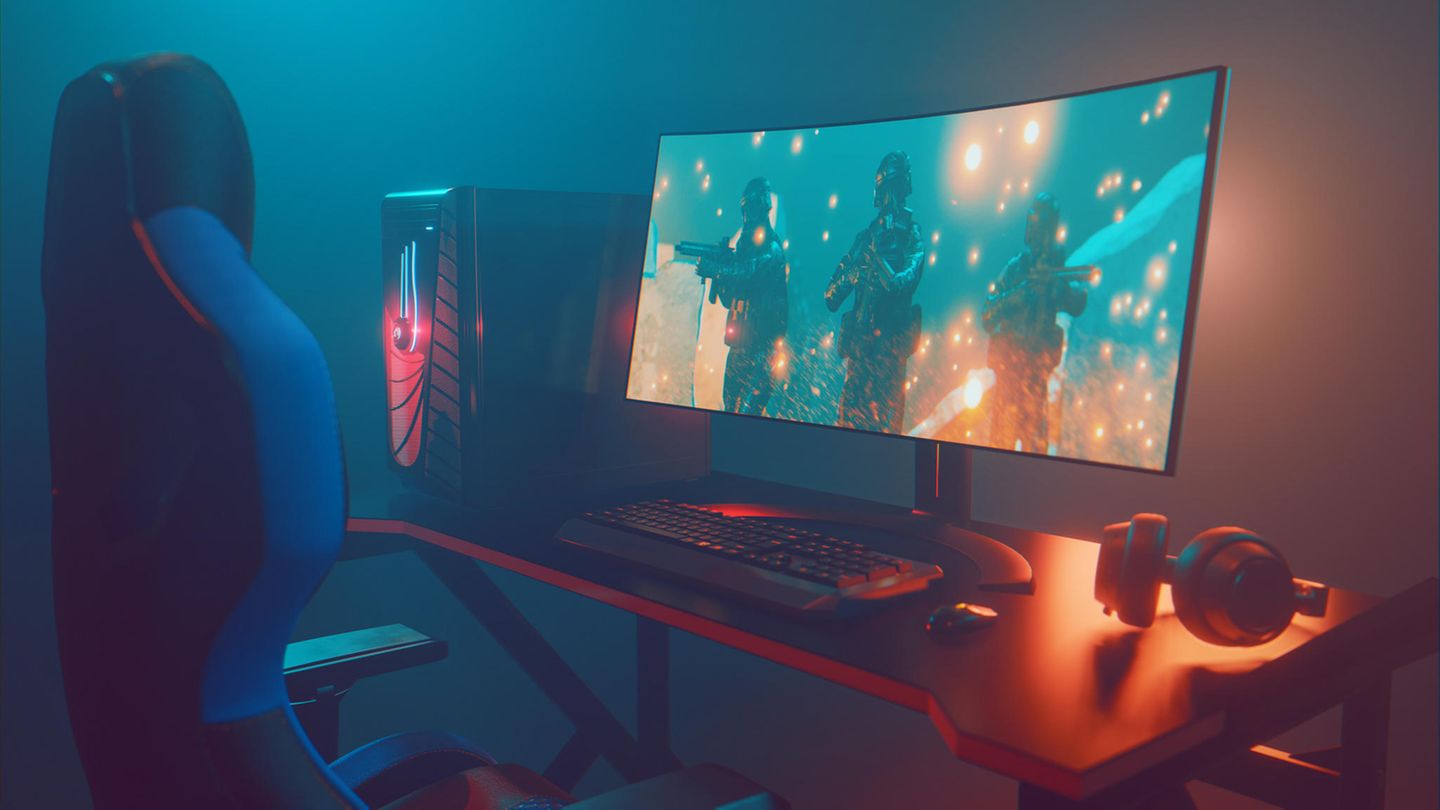 Auf einem Gaming-Tisch stehen Computer und Bildschirm.