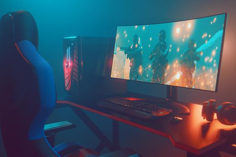 Auf einem Gaming-Tisch stehen Computer und Bildschirm.