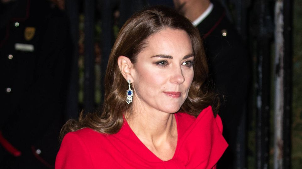 Herzogin Kate in einem roten Kleid