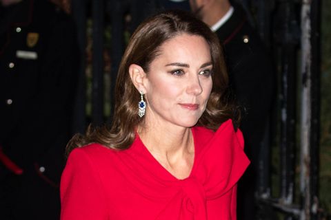 Herzogin Kate in einem roten Kleid