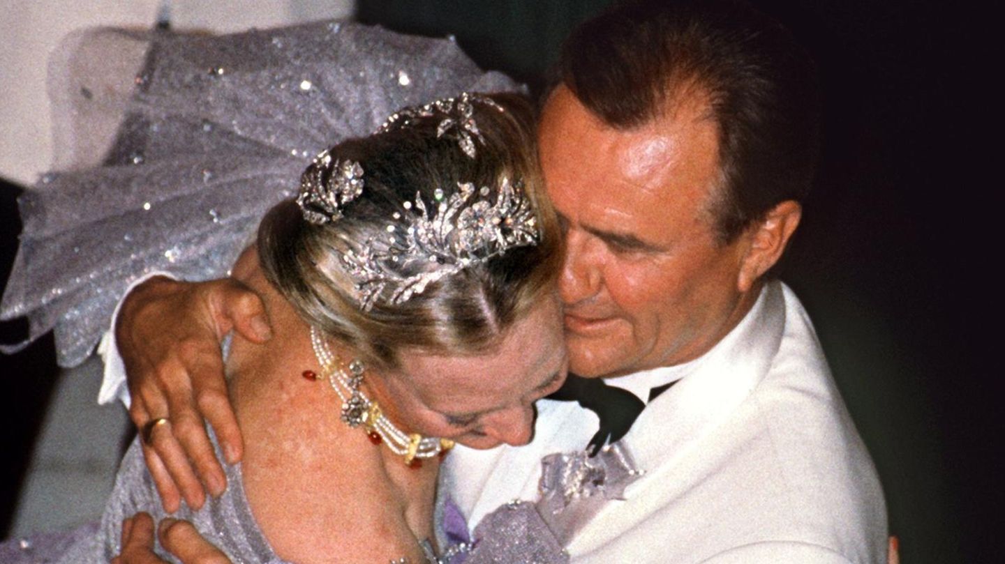 Wange an Wange in enger Umarmung tanzen Margrethe II. und ihr Mann Prinz Henrik