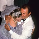 Wange an Wange in enger Umarmung tanzen Margrethe II. und ihr Mann Prinz Henrik