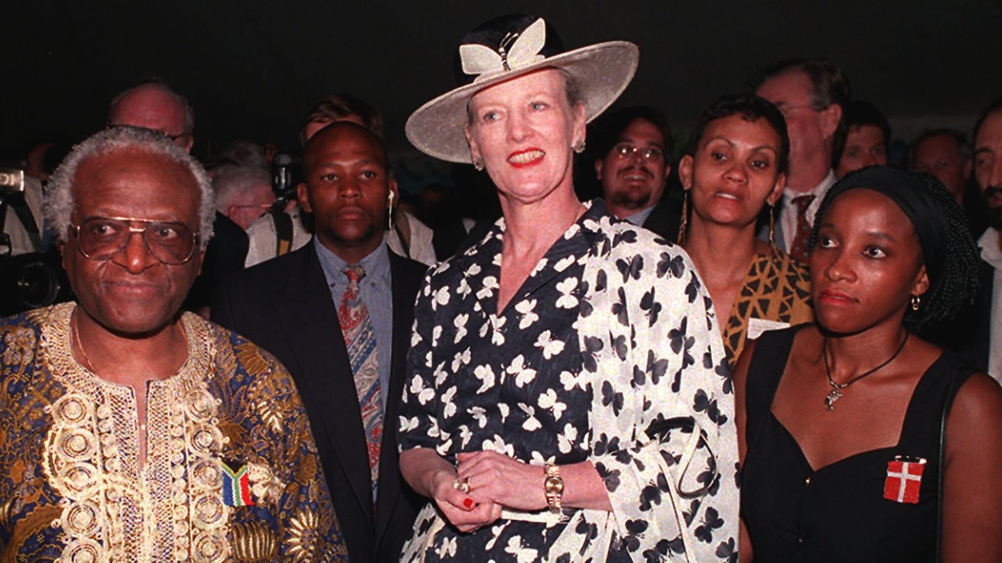 Margrethe bei einem Besuch in Südafrika mit südafrikanischen Erzbischof Desmond Tutu (l) und dessen Tochter Lindiwe (r)