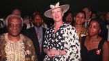 Margrethe bei einem Besuch in Südafrika mit südafrikanischen Erzbischof Desmond Tutu (l) und dessen Tochter Lindiwe (r)