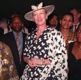 Margrethe bei einem Besuch in Südafrika mit südafrikanischen Erzbischof Desmond Tutu (l) und dessen Tochter Lindiwe (r)