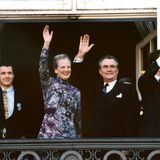 Die Königsfamilie zeigt sich 1997 lächelnd und winkend auf dem Balkon zum 25-jährigen Thronjubiläum