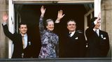 Die Königsfamilie zeigt sich 1997 lächelnd und winkend auf dem Balkon zum 25-jährigen Thronjubiläum