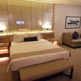 Es gibt entweden einen Blick zur Marina Bay oder zu den Gardens by the Bay: Schon die kleinsten Zimmer haben eine Fläche von 30 Quadratmetern; im Bild ein Club Room mit 44 Quadratmetern.