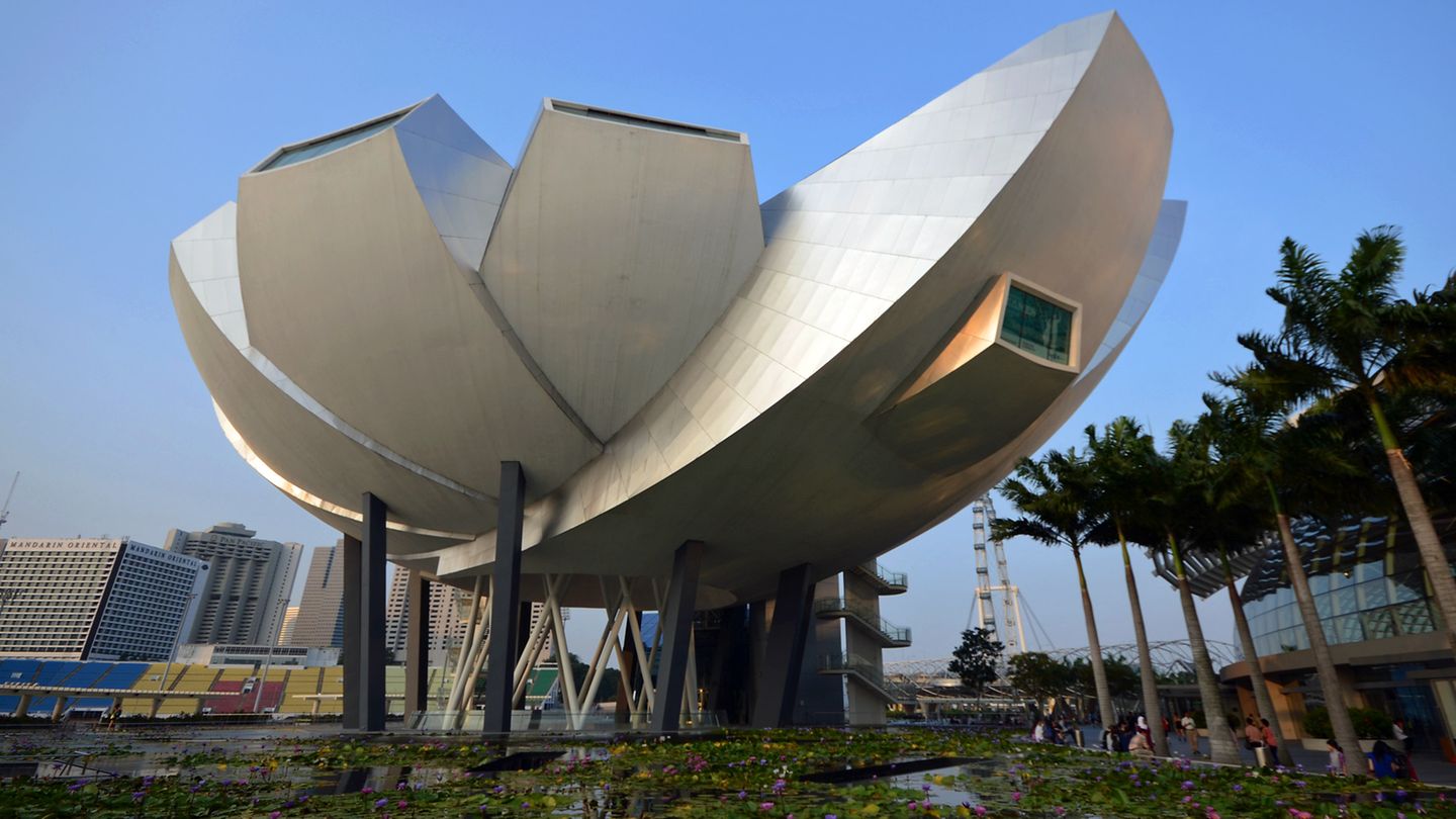 Mehr als 2500 Zimmer: Zu dem Resort gehören auch eine Shopping- und Restaurant-Mall, ein 120.000 Quadratmeter großes Kongresszentrum, zwei Kristallpavillons mit einer Boutique von Louis Vuitton und das ArtScience Museum in Form einer Lotusblüte (Foto). Zu dem Resort gehören auch eine Shopping- und Restaurant Mall, ein 120.000 Quadratmeter großes Kongresszentrum, zwei Kristallpavillons mit einer Boutique von Louis Vuitton und das ArtScience Museum in Form einer Lotusblüte (Foto).