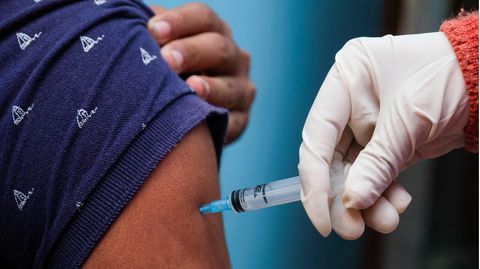 Indien: Ein Mann erhält in Kalkuta seine Corona-Impfung in den Oberarm (Symbolbild)