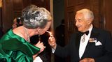 Hier lässt Margrethe sich im November 1999 von Victor Borge in New York Feuer geben.