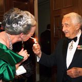 Hier lässt Margrethe sich im November 1999 von Victor Borge in New York Feuer geben.